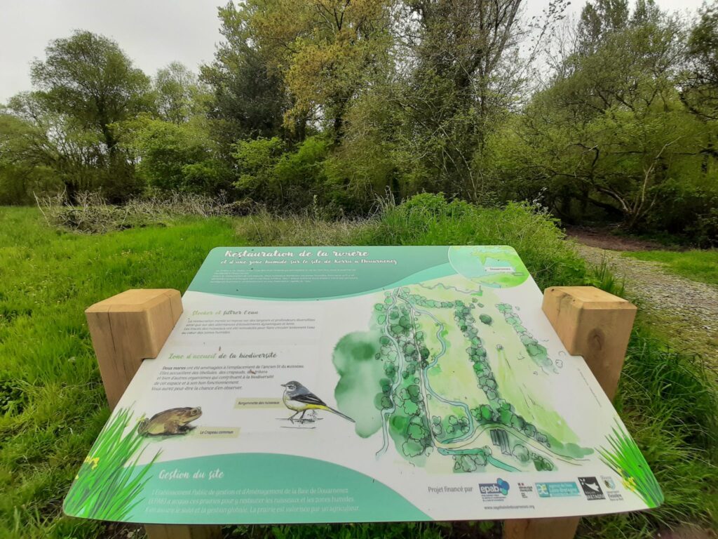 Panneau posé sur site au bord de la rivière sur le sentier